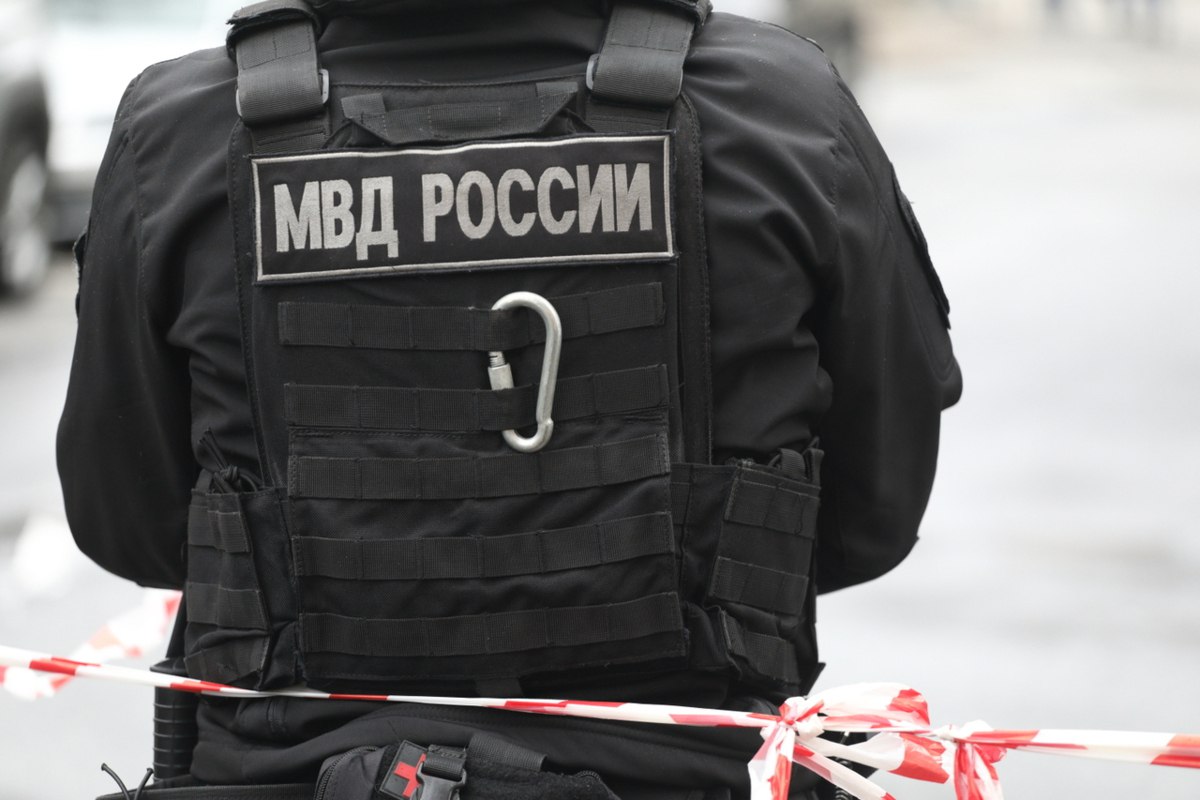 В Петербурге задержали исполнительницу песен иностранных агентов Сотрудники полиции задержали уличную певицу Диану Логинову выступающую под псевдонимом Наоко сообщил Telegram канал Ротонда со ссылкой на источники в МВД Ранее Логинова с группой Stoptime проводила уличные концерты на центральных улицах Петербурга В основном репертуар музыкантов состоял из творчества артистов признанных Минюстом иностранными агентами Логинову доставили в 78 й отдел полиции в Центральном районе Неизвестно какую статью ей собираются вменить С начала недели видеозаписи с выступлений Stoptime начали распространять различные Telegram каналы критикуя выбор композиций музыкантов Как отмечает Ротонда творчество творчество группы также критиковала член Совета по правам человека при президенте Марина Ахмедова