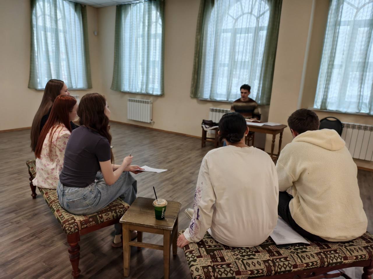 Студент ГИТИСа Егор Тихон поставит в Марийском ТЮЗе современный спектакль для подростков Студент пятого курса факультета музыкального театра ГИТИСа Егор Тихон Мастерская Дмитрия Белова готовит в Марийском театре юного зрителя премьеру спектакля для подростков Вадик поёт свою музыку по пьесе Полины Коротыч Постановка станет его дипломной работой Спектакль рассказывает о мальчике Вадике который покидает родной дом чтобы создать свой город где каждый сможет петь свою музыку Это история о том как найти свой путь и не потерять себя в водовороте жизни как научиться ценить тех кто рядом открывать сердце для настоящей любви и слышать голос своего сердца Темы спектакля особенно актуальные для молодого поколения и для всех кто когда то боялся начинать что то новое или делать первый шаг в жизни для каждого кто сталкивался с сомнением и страхом перед неизвестным