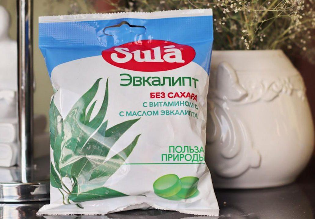 Популярные диетические леденцы Sola могут вызвать диарею из за высокого содержания слабительного сорбита Покупатели включая детей жалуются на боль в животе и расстройство после 5 7 конфет считая их безвредными из за пометки без сахара В половине пачки около 30 граммов сорбита такая доза уже способна дать сильный слабительный эффект Производитель предупреждает о возможных последствиях но многие узнают о них лишь после появления симптомов bezposhady