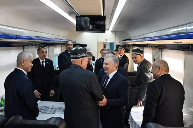 Президент ознакомился с ходом строительства новой железнодорожной линии Самарканд Ургут Президент Узбекистана Шавкат Мирзиёев посетил строящуюся железнодорожную линию Самарканд Ургут чтобы оценить ход работ и дать дополнительные поручения по развитию транспортной инфраструктуры   English O zbek tilida Ўзбек тилида На русском iOS Android