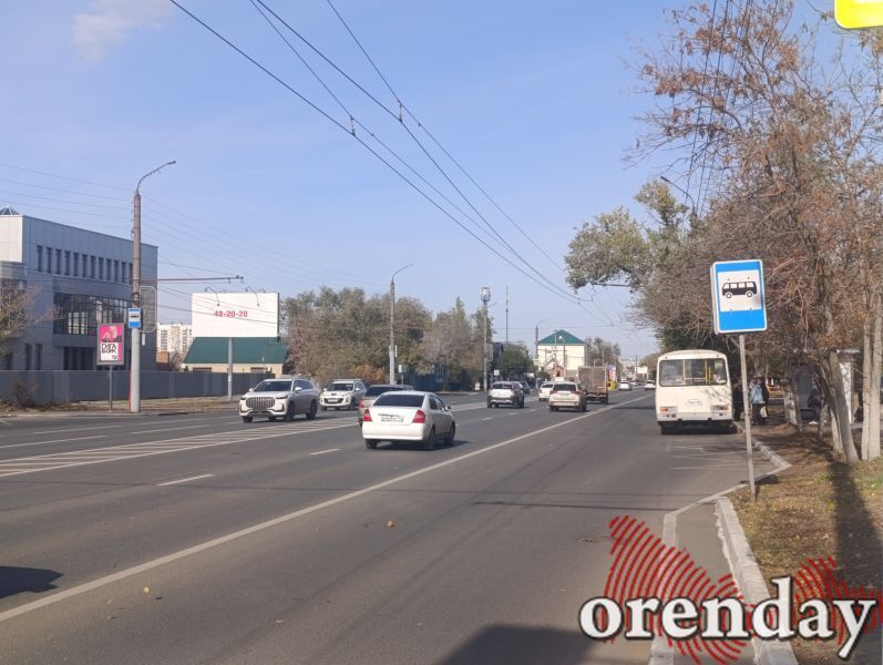 Orenday Оренбург В Оренбурге высадка пассажиров из авто на Чкалова Гагарина и Терешковой чревата штрафом Сплошная линия вдоль полосы для движения общественного транспорта фактически перекрывает автомобилистам возможность даже кратковременных остановок Новые схемы организации движения на оживлённых магистралях Оренбурга предполагающие выделенные полосы для движения общественного транспорта и такси действующие на улицах Терешковой Чкалова а также проспекте Гагарина доставляют автомобилистам неудобства Подробнее