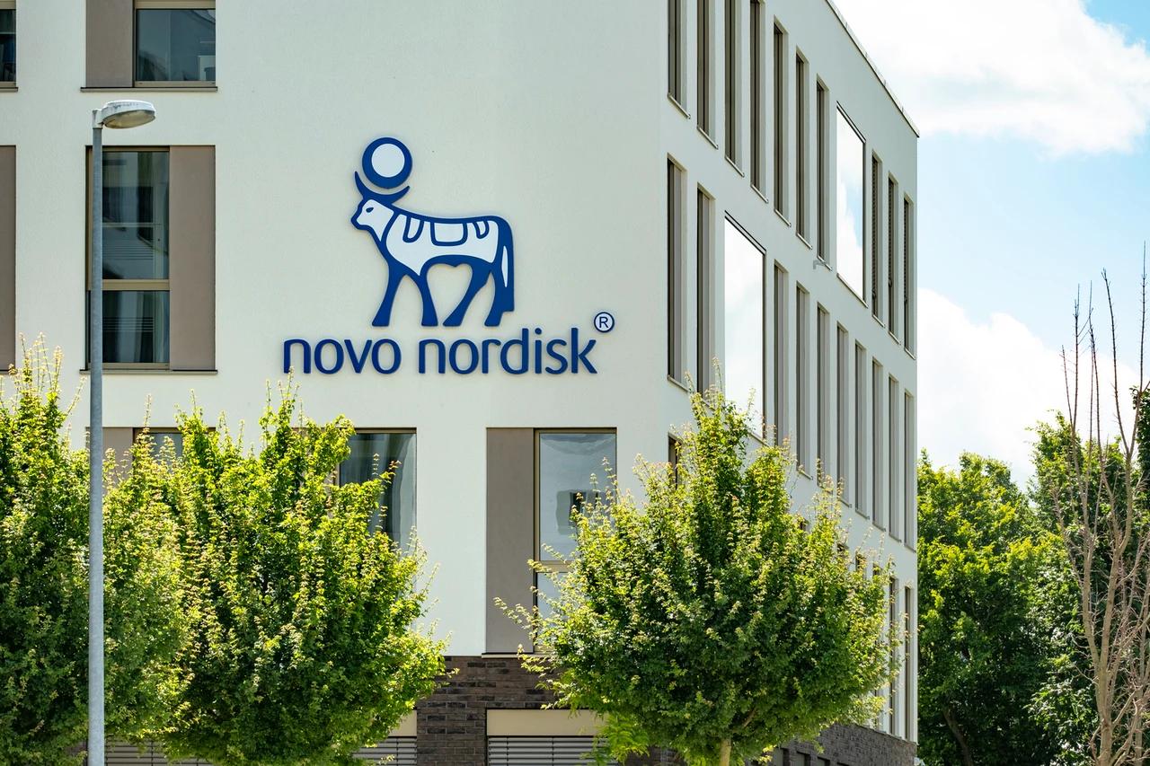 Novo Nordisk NVO намерена сократить свою глобальную рабочую силу примерно на 9000 из 78 400 должностей в компании при этом в Дании ожидается сокращение примерно на 5000 заявил в среду производитель лекарств от ожирения