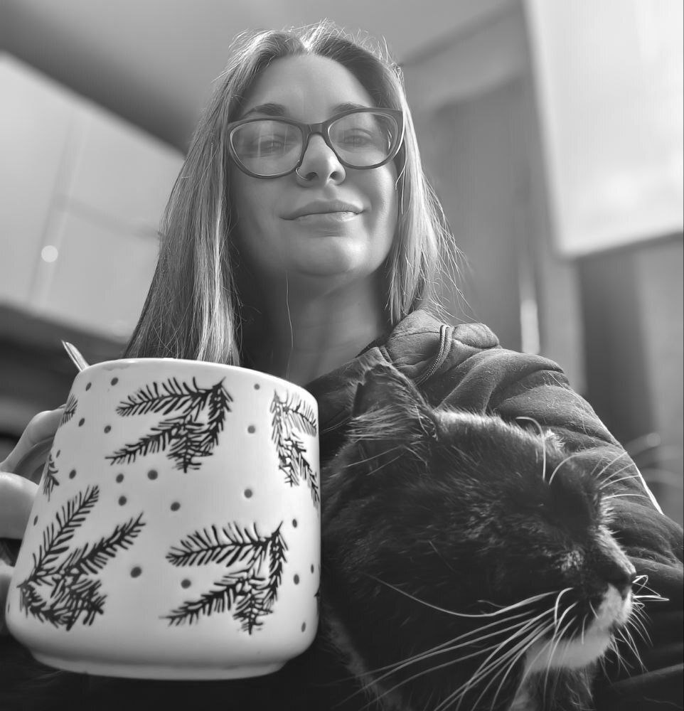 Ведущая кулинарного блога погибла в ДТП в Анапе ДТП произошло утром 20 февраля на Анапском шоссе города курорта Местная жительница ехавшая на мопеде не справилась с управлением врезалась в бордюр после чего упала на проезжую часть где попала под колёса большегруза В результате полученных травм она скончалась на месте аварии до приезда бригады скорой помощи Как стало известно позже погибшая 40 летняя анапчанка Александра В своём Telegram канале а также в МАХ и ВКонтакте посвящённых кулинарии она делилась рецептами бюджетных блюд а также много писала о котах Последнее своё сообщение она опубликовала в соцсетях буквально за час до трагедии 20 февраля в 07 52 Доброе утро Вчера весь вечер пекла блины чтобы сегодня поделиться 3 вариантами блинных рулетов Так что сейчас сгоняю в гараж и начну выкладывать Ребята это шедевр Не знаю почему раньше этого не делала написала Александра Поездка в гараж оказалась последней в её жизни Радио 104FМ Новая Россия Мы в МАХ