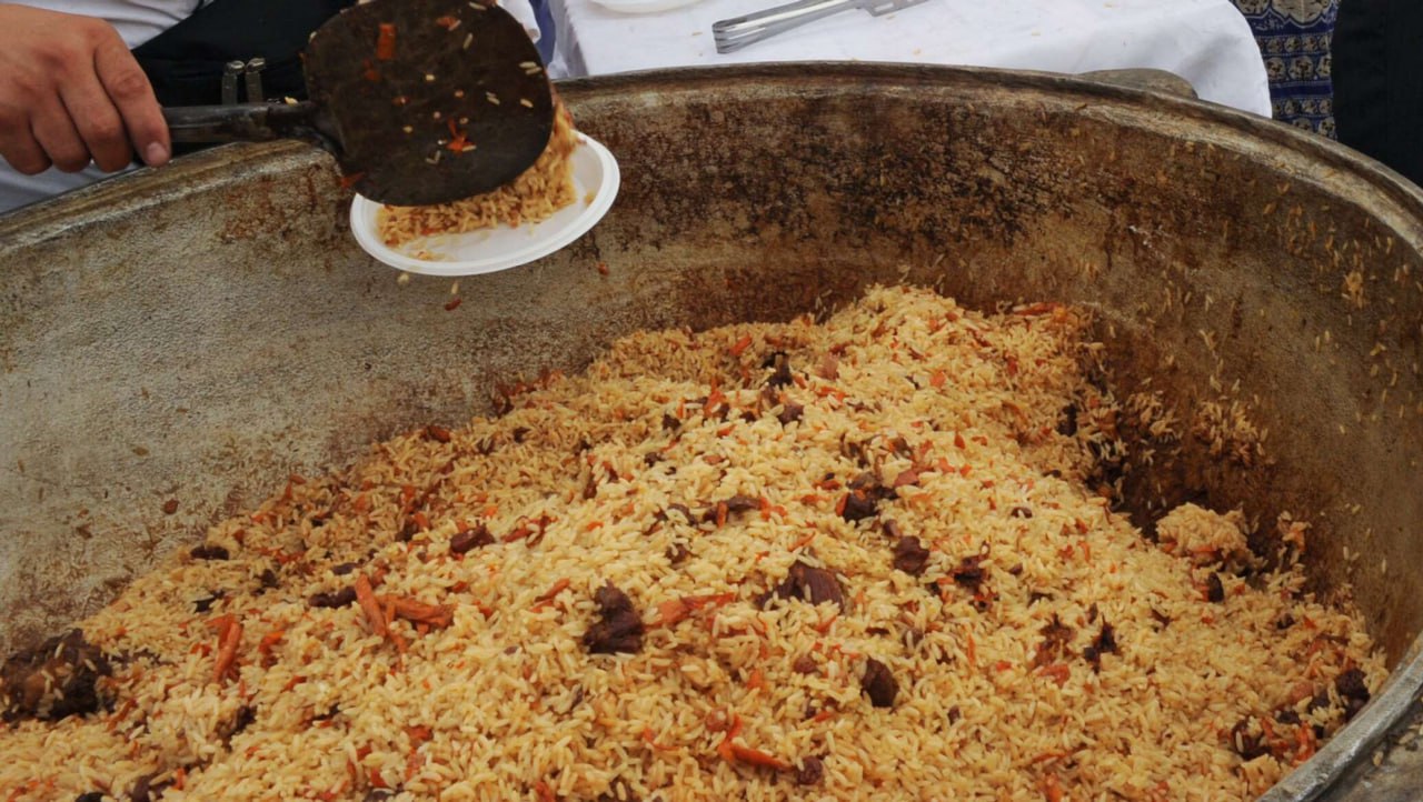 В Чиракчинском районе Кашкадарьинской области оштрафовали 31 летнего мужчину с инвалидностью за приготовление 14 казанов плова на свадьбе суд признал его виновным в нарушении порядка проведения торжеств и назначил штраф в 4 12 млн сумов