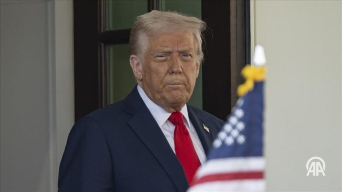 Трамп анонсировал новую инициативу для нелегальных мигрантов, желающих покинуть страну Президент США Дональд Трамп заявил о планах предоставить деньги и оплаченный авиабилет нелегальным мигрантам, желающем добровольно покинуть страну. Об этом глава Белого дома сообщил на американском телеканале Fox News. Трамп отметил, что в настоящее время американские власти продолжают депортировать «плохих» мигрантов из страны, а также работают над программой для нелегальных мигрантов, которые хотят покинуть страну. По словам главы Белого дома, новая миграционная инициатива предусматривает предоставление финансовой помощи и билет на самолет. «Если они будут хорошо себя вести, а также выразят желание вернуться, мы будем предпринимать совместные усилия, чтобы вернуть их как можно скорее», - сказал он. ↘ Подробнее на нашем сайте: v.aa.com.tr/3539563 24/7 в сутки с Агентством «Анадолу»