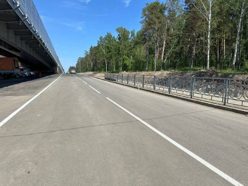 В Барнауле открыли новый съезд строящейся развязки на Змеиногорском тракте  На пересечении Змеиногорского и Южного трактов запущен правый съезд в сторону Ленточного Бора. Накануне специалисты Центрального ДСУ завершили укладку дорожного покрытия на участке, информирует Минтранс Алтайского края.  Теперь автомобилисты могут поворачивать направо, следуя новой удобной схеме движения. Это позволит снизить загруженность перекрестка и повысить его пропускную способность.  Напомним, обустройство развязки было временно заморожено в конце прошлого года. Сроки строительства были сорваны подрядчиком из Москвы из-за аномально сильных и длительных проливных дождей. Строительно-монтажные работы на тот момент были завершены более чем на 80 %.  Новый подрядчик планирует завершить работы до конца ноября 2025 года.
