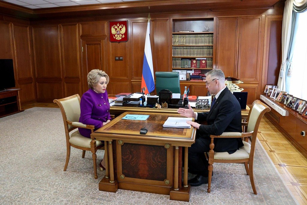 Программы по поддержке сельских территорий повышают уровень жизни и способствуют росту рождаемости Об этом заявила Валентина Матвиенко на встрече с губернатором Ставрополья Председатель Совета Федерации поблагодарила Владимира Владимирова за успехи в развитии края и отметила что совместная работа федеральной и региональной власти дает ощутимый эффект За пять лет в субъекте РФ построили свыше 30 фельдшерско акушерских пунктов модернизируют дороги и системы водоснабжения обновляют дома культуры Валентина Матвиенко поинтересовалась лучше ли демографическая ситуация на селе по сравнению со средним показателем по Ставропольскому краю Глава региона ответил что ситуация на селе значительно лучше общий коэффициент рождаемости в крае составляет 1 3 а на селе 1 7 Вот видите со всех точек зрения когда такое внимание к сельским территориям поддержка и экономика растет и объемы продукции растут и конечно люди рожают Потому что люди видят перспективу есть школа есть ФАП есть дом культуры и дороги о которых они мечтали заявила глава СФ Владимир Владимиров также поблагодарил Совет Федерации за внимание к социальной сфере региона и поддержку агропромышленного комплекса Ставропольский край закончил 2025 год с рекордным урожаем впервые только по зерновым удалось перешагнуть планку в 10 миллионов тонн Существенную роль в достижении этого результата сыграли льготные субсидируемые кредиты Фото Парламентский фотоархив Подписывайтесь на Вместе РФ в MAX