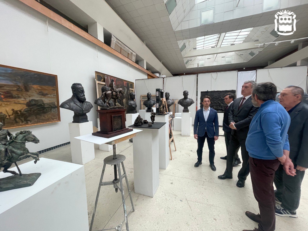 В Благовещенске планируют установить ряд исторических скульптур Их создание губернатор Василий Орлов обсудил на встрече со специалистами Студии военных художников имени Грекова в Москве Арт-объекты, посвященные истории города, планируют установить напротив областного краеведческого музея. Также в Благовещенске могут появиться бронзовый верблюд и памятник Дмитрию Пешкову, который в одиночку проехал на коне от амурской столицы до Санкт-Петербурга. Напомним, художники и скульпторы Студии Грекова создали мемориальный комплекс «Защитники Отечества», который открыли накануне Дня Победы. Он состоит из двух больших барельефных композиций, посвященных истории русского воинства, и трех бронзовых фигур — красноармеец, солдат Великой Отечественной войны и современный герой СВО. Глава Приамурья поблагодарил специалистов студии за прекрасно сделанную работу и вручил им почетные грамоты.