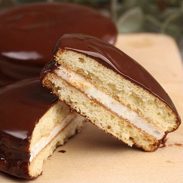 Охранника два года судили за чокопай В Южной Корее охранника работающего на ночной смене обвинили в краже одного чокопая из корпоративного холодильника Менеджер увидел это на камерах видеонаблюдения и вызвал полицию 39 сотрудников признались что много лет брали сладости по негласной традиции водители разрешали ночным охранникам перекусывать Суд длился почти полтора года охраннику грозило увольнение и крупный штраф В мае 2025 года его признали виновным и оштрафовали на 50 тысяч вон но после протестов и вмешательства чиновников дело пересмотрели и охранника оправдали Прокуратура рассматривает возможность апелляции в Верховный суд Подписаться