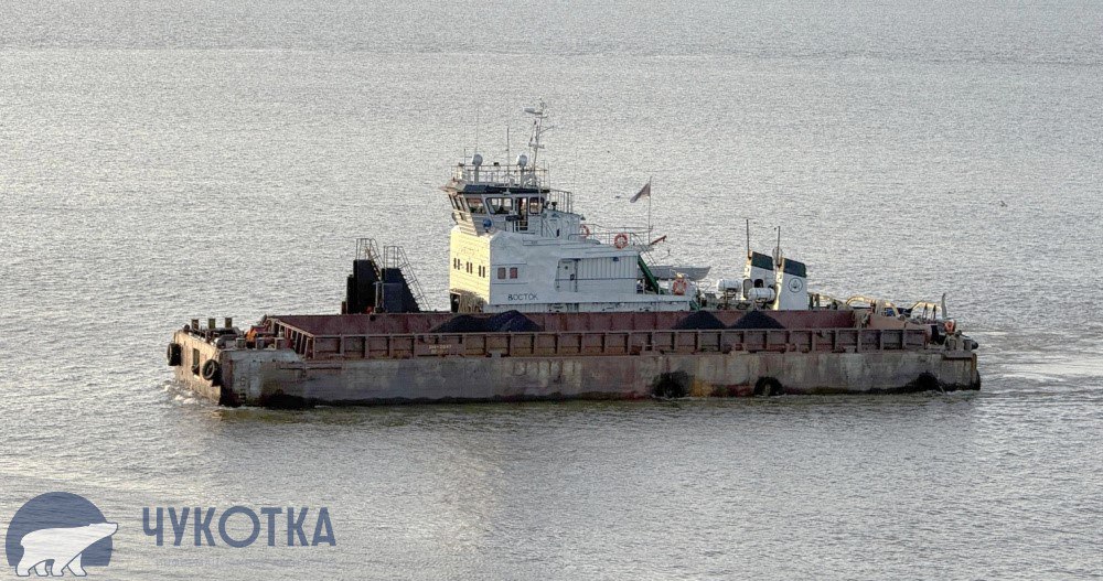 Первую партию угля готовят к отправке на Эгвекинотскую ГРЭС В морском порту Анадыря под погрузку встал теплоход "САСКО Кунашир". На него должны погрузить около 8 тыс. тонн твердого топлива. Сухогруз откроет угольную навигацию в Эгвекиноте. «Ранее это топливо мы внутрилиманными перевозками доставили сюда с шахты "Угольная". С учётом грузоподъёмности судна, в навигацию оно выполнит примерно пять – шесть рейсов на этом маршруте», – рассказал корр. ИА "Чукотка" главный диспетчер Анадырского морского порта Сергей Аушев. ЧИТАТЬ ПОЛНОСТЬЮ Информагентство "Чукотка" ПОДПИСАТЬСЯ ПОДДЕРЖАТЬ ГОЛОСОМ