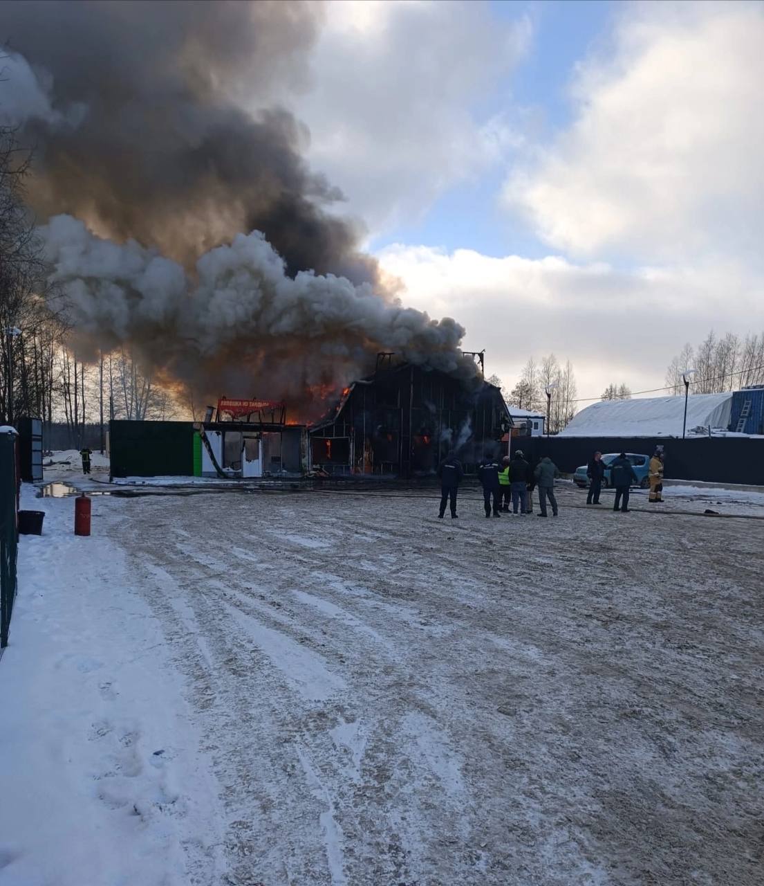 В чайхане в Усть-Луге, расположенной в районе Краколье, произошел взрыв газового баллона, в результате чего пострадали четверо людей. Пожар, вызванный взрывом, охватил двухэтажное здание.  Все раненые были направлены в медицинское учреждение. Спасательные службы продолжают работу на месте происшествия.