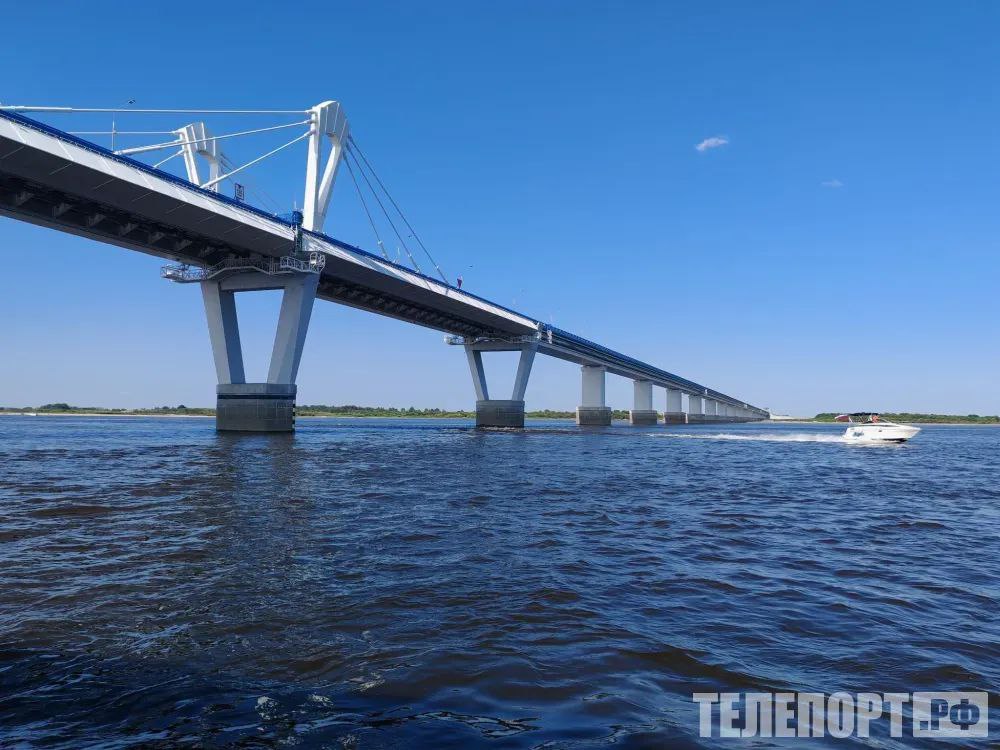 Налог на гидроциклы хотят изменить в Амурской области Снизить транспортный налог на гидроциклы планируется в Приамурье Соответствующие изменения в областной закон депутаты поддержали в первом чтении сообщает Законодательное собрание Амурской области Ставки предлагают установить в зависимости от мощности двигателя до 100 лошадиных сил 50 рублей за одну силу от 100 до 200 75 рублей свыше 200 100 рублей Сейчас налог на гидроциклы в регионе один из самых высоких в стране и может превышать 150 тысяч рублей Как объяснила заместитель председателя Законодательного собрания Валентина Калита по информации МЧС владельцам выгоднее заплатить штраф за управление без регистрации от 15 тысяч до 20 тысяч рублей чем платить налог из за чего транспорт перестают ставить на учет или снимают его с регистрации Также она отметила что это создает угрозу безопасности граждан при происшествиях будет сложно установить владельцев Кроме того регион теряет доходы в дорожный фонд Если в 2020 году на учете числилось 69 гидроциклов то к 2024 году их количество сократилось до 35