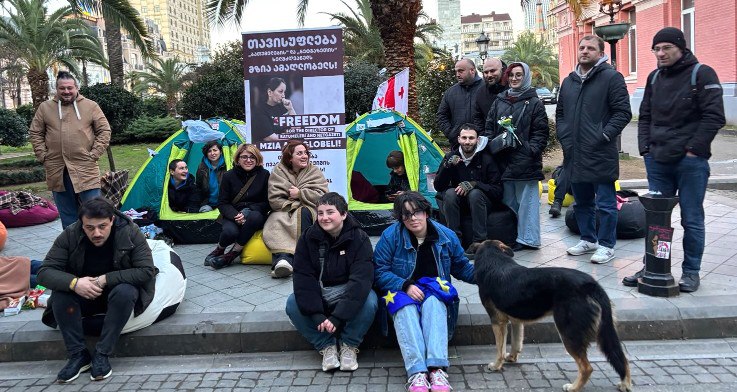 Ночь в палатках провели батумские протестующие  Вчера вечером на очередном митинге у здания Конституционного суда произошли стычки с полицией. Участники акции пытались развернуть палатки, но сотрудники правоохранительных органов долгое время не давали этого сделать.    В итоге нескольким людям всё-таки удалось установить небольшие палатки и заночевать в них. По сообщениям СМИ активисты остаются на месте и в настоящий момент. Они требуют освобождения задержанных на митингах. В том числе журналистки Мзии Амаглобели, которая почти 20 дней держит голодовку.   ‍  Ночью произошёл странный инцидент — в районе 3-х часов был неожиданно мобилизован спецназ, однако после появления журналистов полицейские просто покинули территорию.  Подпишись