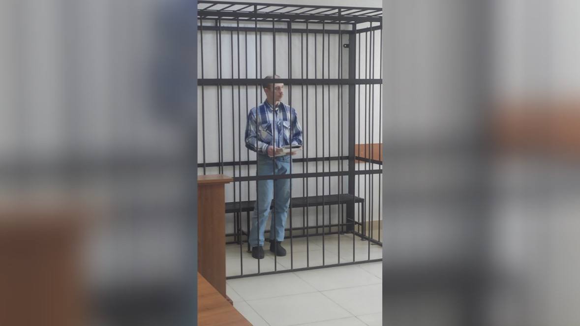  Маньяка, утопившего жену и снимавшего порно с сожительницей, отправили в колонию на 17 лет Суд Красноуфимска признал Артура Русинова виновным в убийстве, незаконной слежке, изготовлении порнографии и других преступлениях. Об этом .RU сообщили в пресс-службе следственного комитета Свердловской области. Следствие установило, что в апреле 2022 года Русинов убил свою супругу — лейтенанта полиции Эльвиру Муфазалову. Он подкараулил женщину у реки Бисерть, куда та пришла на рыбалку с приемным сыном-инвалидом, напал на нее и избил. Затем перетащил тело в воду — женщина утонула. Также следователи выяснили, что Русинов тайно снимал на камеру свою новую сожительницу. Он делал видеозаписи даже в душе и ванной, вовлекая в процесс несовершеннолетнего. Фото: объединенная пресс-служба судов Свердловской области Новости из Екатеринбурга