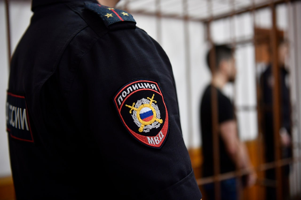 50 часов обязательных работ назначили за неуплату алиментов в Якутии В Усть Алданском районе Республики Саха Якутия мужчина накопивший долг по алиментам около 100 тысяч рублей привлечён к административной ответственности и получил наказание в виде 50 часов обязательных работ Он длительное время игнорировал судебное решение о выплатах на содержание несовершеннолетней дочери не реагировал на повестки запрет на выезд из страны арест телефона и взыскания с зарплаты Материалы дела направили в суд который постановил обязательные работы Судебный пристав контролирует исполнение наказания чтобы должник выполнил свои родительские обязанности Это очередной случай строгого подхода к должникам алиментов в Якутии