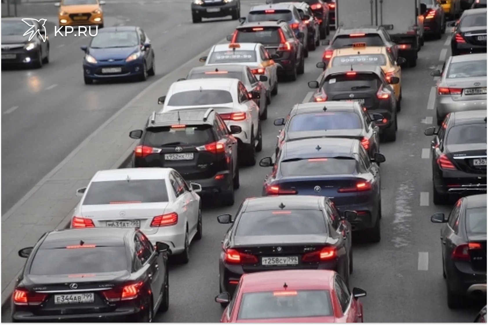 В Воронежской области вновь зафиксирован рост цен на топливо С начала недели на АЗС региона подорожали все основные виды бензина и дизельного топлива В Воронежской области в 2026 году продолжилась тенденция к подорожанию автомобильного топлива За последние несколько дней на заправках региона был зафиксирован рост цен сразу на все основные виды бензина и дизель Согласно актуальным данным Воронежстата самая заметная прибавка в стоимости наблюдается у бензина марки АИ 98 Динамика цен за неделю Бензин АИ 98 продемонстрировал максимальный скачок подорожав на 1 рубль 69 копеек Теперь средняя цена за литр этого вида топлива в регионе составляет 90 20 рубля Бензин АИ 95 стал дороже на 66 копеек достигнув стоимости в 68 рублей за литр Бензин АИ 92 прибавил 59 копеек в результате чего его цена поднялась до 62 53 рубля за литр Дизельное топливо ДТ подорожало на 84 копейки установив новую планку в 72 75 рубля за литр Таким образом рост носил комплексный характер и равномерно затронул весь спектр популярного у автомобилистов горючего