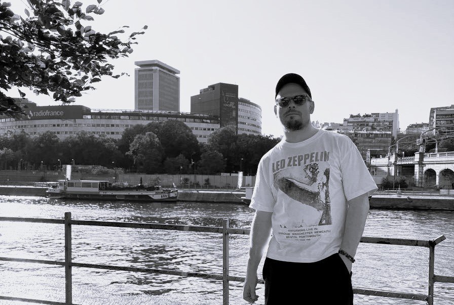 Журналист из Красноярска погиб во Франции 38 летний журналист Евгений Сафронов скончался во Франции Мужчину нашли еще живым однако впоследствии он умер в больнице Основной версией французских правоохранителей является суицид однако по происшествию будет проведено расследование У полиции есть данные что мужчина мог получать угрозы убийством пишет Le Parisien В квартире где проживал погибший найдены письма на русском языке Имя мужчины в публикации французского издания не названо однако как пишет журналист Денис Балашов в своем тг канале это Евгений Сафронов Он уехал из России ещё до начала боевых действий в Украине когда медиа где он работал признали иноагентом Полгода назад Сафронов переехал в Париж где пытался обосноваться По данным Балашова он находился в депрессии Неделю назад у него взломали телефоны соцсети и аккаунт в Госуслугах что могло окончательно выбить его из равновесия В Сибири Сафронова знают как журналиста из Красноярска Подписаться Прислать новость Помочь бустами