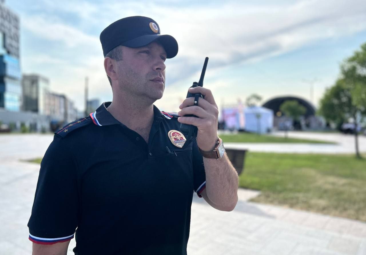  В Челябинске полицейские приступили к охране общественного порядка 49-го Всероссийского Ильменского фестиваля авторской песни Программа фестиваля рассчитана на три дня. Все это время за правопорядком и безопасностью его участников и гостей, будут следить сотрудники полиции и приданные силы. Для создания безопасных условий пребывания граждан, вход на фестиваль осуществляется через контрольно-пропускные пункты, проводятся досмотровые мероприятия. Инспекторы Госавтоинспекции обеспечивают безопасность дорожного движения. Полицейские напоминают о недопустимости нарушений общественного порядка и соблюдении правил поведения на массовых культурных мероприятиях. Во время участия в культурно-развлекательных, спортивных и иных мероприятиях необходимо: соблюдать и поддерживать общественный порядок; не допускать действий, способных привести к возникновению экстремальных ситуаций и создающих опасность для окружающих; бережно относиться к сооружениям и оборудованию объекта проведения массового мероприятия; вести себя уважительно по отношению к другим гражданам, обслуживающему персоналу, обеспечивающему проведение массового мероприятия, должностным лицам, ответственным за поддержание общественного порядка и безопасности при проведении массовых мероприятий; выполнять законные требования сотрудников правоохранительных органов и иных лиц, ответственных за поддержание порядка и пожарной безопасности во время проведения мероприятия. Напоминаем, что граждане не вправе: иметь при себе запрещенные предметы оружие, боеприпасы, колющие или режущие предметы и др. ; иметь при себе и или распивать алкоголь; находиться в месте проведения публичного мероприятия в состоянии опьянения. Зрители и участники мероприятий, не соблюдающие правила поведения, могут быть привлечены к установленной законодательством Российской Федерации ответственности. #полиция74 #челябинскаяобласть #мвд74 #полицияюжногоурала #ильменскийфестиваль #челябинск