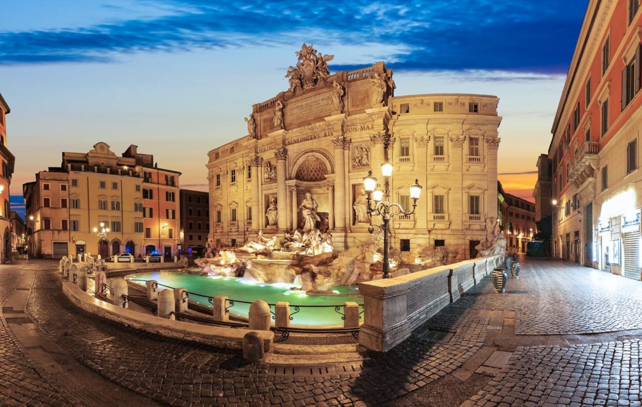 В Риме с 01 февраля 2026 года будут брать плату за вход в на ряд ранее бесплатных городских объектов Доступ непосредственно к бассейну фонтана Треви то есть в ограждённую зону перед чашей обойдётся туристам в 2 Речь в данном случае не идёт о просмотре достопримечательности издалека с окрестных улиц за это пока не догадались брать денег Платить предстоит также за посещение археологического комплекса на вилле Максенцио и четырёх малых музеев Наполеона Карло Баракко Карло Билотти и Пьетро Каноники два последних расположены на вилле Боргезе Тут цены пока не озвучены В декабре и январе во все эти места пока ещё можно попасть без билетов Жители Рима и его пригородов смогут как и прежде прикасаться к прекрасному без дополнительных затрат успокоил сегодня своих избирателей мэр итальянской столицы во время объявления принятого муниципалитетом решения tripfarearea RU Подпишись