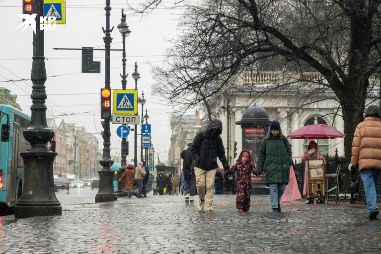 Въезд в центр Петербурга могут сделать платным для автомобилистов  Такую идею предложил глава ЗакСобрания Петербурга Александр Бельский. Депутат считает, что платный въезд в центр города позволит скорее убрать самокатчиков с пешеходных тротуаров. В иделе самокаты должны уходить на дороги, в этом помогут велосипедные дорожки.  Если это меняем, люди больше будут пользоваться общественным, комфортным и удобным транспортом. Тогда можно будет говорить и о развитии велодорожек и инфраструктуры для средств индивидуальной мобильности,  — отметил Бельский.   : Алексей Булатов   : СПб — отдай свой буст нам