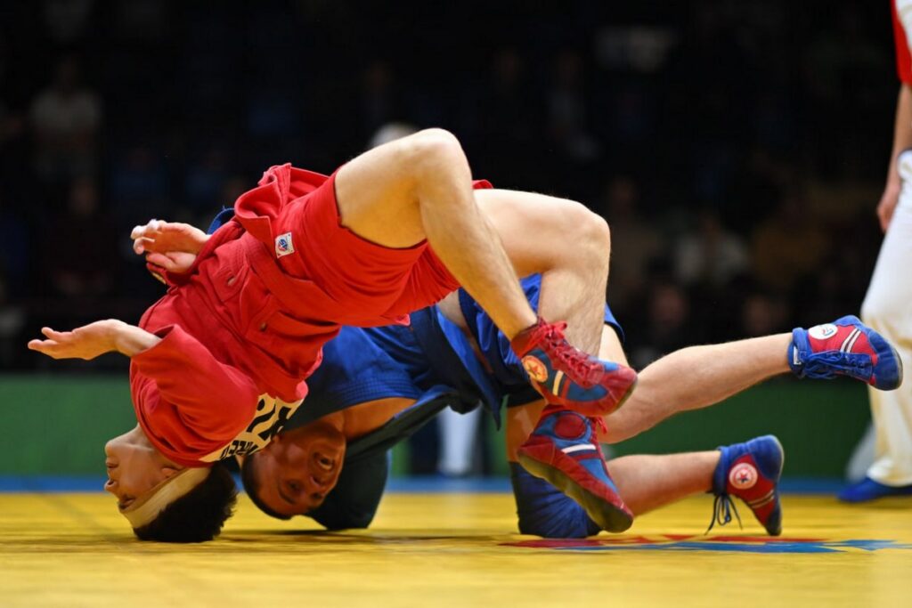 Белорусским самбистам вернули право выступать на турнирах под национальным флагом Международная федерация самбо FIAS официально отменила ограничения на использование национальной символики для спортсменов Беларуси и России С нового 2026 года они снова смогут выходить на ковер под своими флагами Исполком FIAS распространил на всех спортсменов решение которое ранее коснулось только юниоров Так с 1 января 2026 года белорусские и российские самбисты всех возрастных категорий получат право выступать на соревнованиях под эгидой федерации с государственной символикой под флагом и с гимном спорт Подпишись Минская правда MLYN by