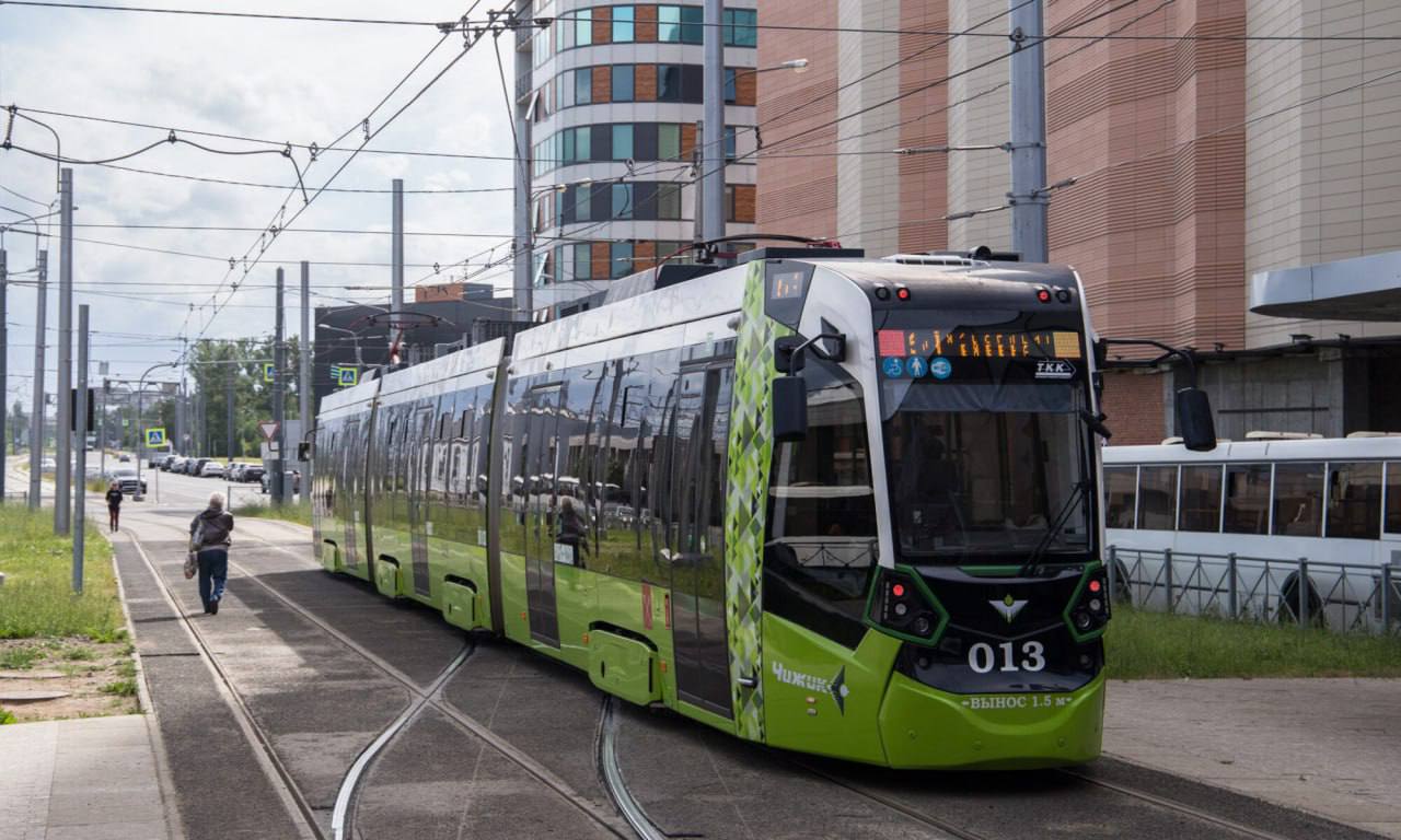 Ростов прощается с трамвайным концессионером проект стоимостью 61 млрд рублей провалился Концессионное соглашение с компанией Синара ГТР Ростов на Дону о масштабной модернизации трамвайной сети расторгнуто сообщает Ростовский городской транспорт Начатый в марте 2023 года проект в 61 млрд рублей по сути застрял на начальном этапе прокладке всего 5 км путей в Левенцовке Работы были приостановлены в феврале 2026 года Теперь судьба уже модернизированных шести вагонов и одного нового трехсекционного трамвая успевших прибыть в депо под вопросом Параллельно с заморозкой проекта количество действующих трамваев на линии сократилось с 30 до всего лишь 9 а из за непогоды работают только два маршрута вместо пяти Подписывайтесь на МАХ присылайте новости