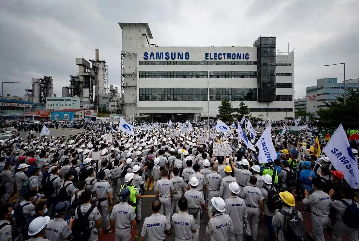 В Samsung бунт сотрудники угрожают рекордно массовой забастовкой и требуют 6 миллиардов Повод увеличение прибыли Samsung на 700 до 39 миллиардов за квартал Из которого работникам выделили 0 Сотрудники жалуются что хотя компания зарабатывает целое состояние зарплаты и льготы не увеличились соответственно что указывает на явный несправедливый механизм распределения прибыли Главное требование протестующим выплата сотрудникам бонусов в размере 15 от годовой операционной прибыли компании что составит приблизительно 6 миллиардов