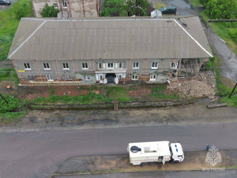 В Алейске частично обрушился жилой дом из-за подмыва фундамента В Алейске ночью 9 июня из-за подмыва фундамента при проведении ремонтных работ произошло частичное обрушение угловой части многоквартирного жилого дома № 156 по улице Сердюка, сообщает алтайское МЧС. "Погибших и пострадавших в следствие обрушения нет, угрозы дальнейшего обрушения нет. Обрушение произошло на уровне нежилых помещений обоих этажей. Дом разрушен частично. Причины случившегося устанавливаются", — говорится в сообщении. Власти города переселяют жильцов пострадавшего дома в пункты временного размещения.