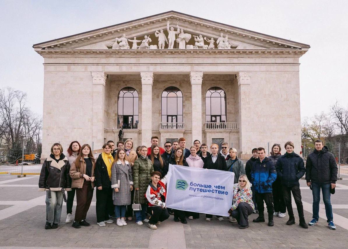 Около 300 студентов российских вузов отправятся в Донбасс и Новороссию Около 300 студентов российских вузов отправятся в Донбасс и Новороссию в рамках нового проекта Герои поколений от программы Росмолодёжи Больше чем путешествие Участники посетят музеи и памятные комплексы посвящённые героическим подвигам российских солдат Таганрогский военно исторический музей музейный комплекс Самбекские высоты мемориал Саур Могила и Станично Луганский краеведческий музей На первом заезде также прошёл открытый диалог Герои поколений память и единство где молодые люди рассказали о Героях которые сражались за нашу Родину во время Великой Отечественной войны а также о близких которые сегодня участвуют в спецоперации Это не просто путешествие это живой диалог поколений