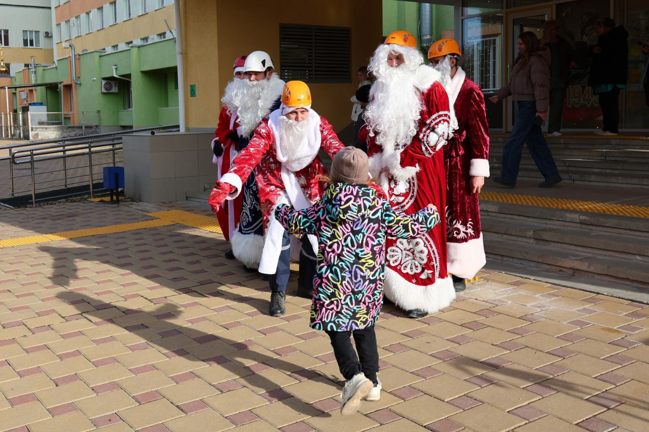 Крымские спасатели в костюмах Дедов Морозов поздравили детей в больнице Сотрудники МЧС устроили праздник для юных пациентов Республиканской детской клинической больницы Спасатели в костюмах Дедов Морозов спустились к окнам палат используя альпинистское снаряжение Через стекло они приветствовали детей передали полезные подарки и пожелали им скорейшего выздоровления Медицинские работники отмечают что такие акции помогают детям отвлечься от больничных будней и болезненных процедур Фото Минздрав Крыма Tg Подписывайся на truekpcrimea