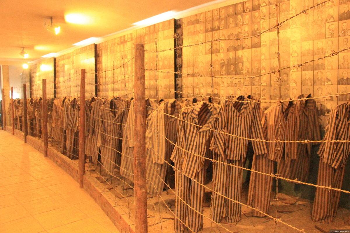 Варшава требует отменить в Германии аукцион по продаже предметов связанных с Холокостом Польша возмущена тем что в немецком городе Нойс планируют выставить на торги предметы и документы связанные с Холокостом в том числе вещи принадлежавшие жертвам Это не товар а ответственность моральная историческая и человеческая Подобные действия категорически неприемлемы заявили в польском минкульте Варшава призывает организаторов аукциона отменить торги назначенные на 17 ноября а вещи передать в польские музеи Главное здесь Подписывайтесь