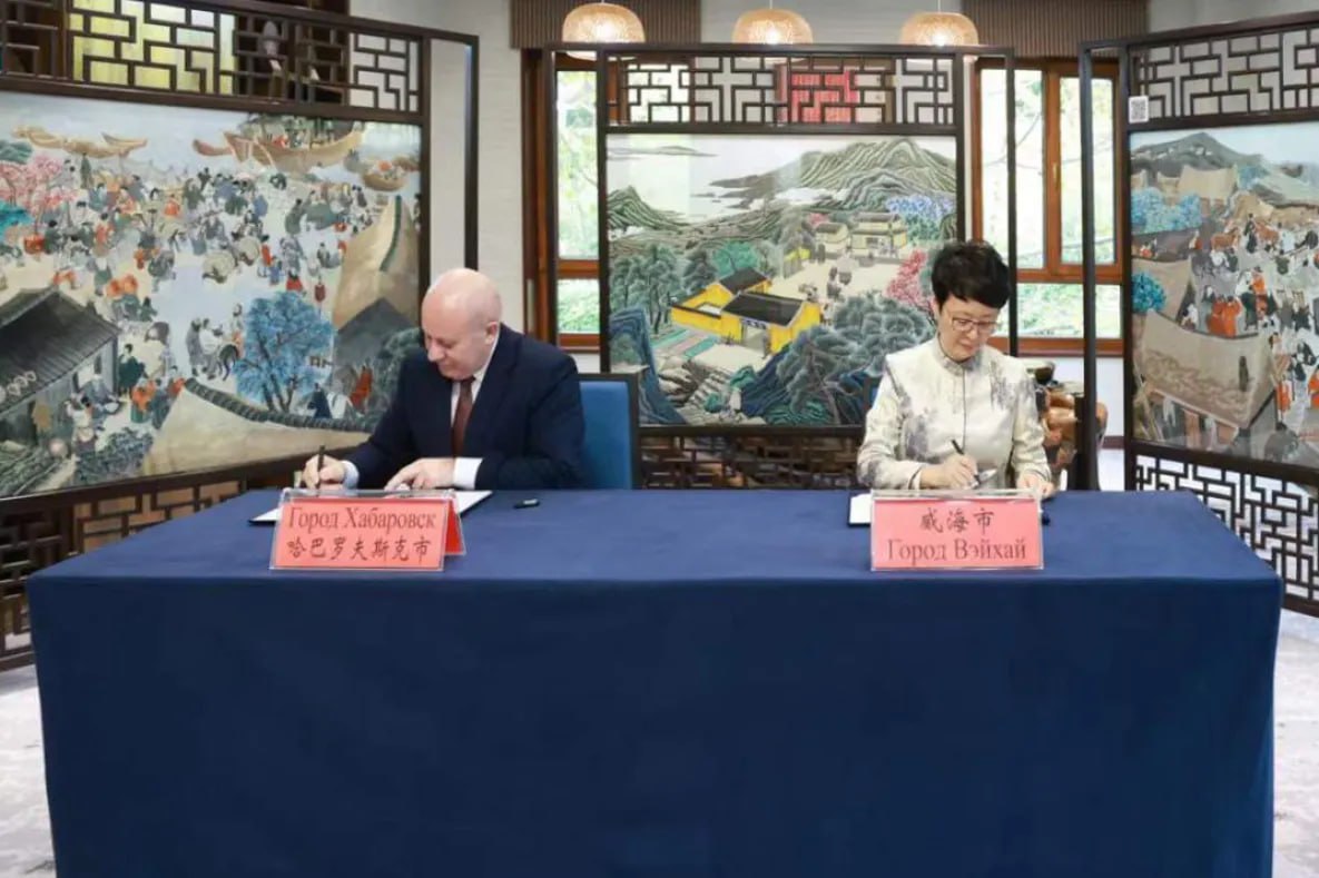 Хабаровск и китайский Вэйхай стали городами побратимами Мэр Хабаровска Сергей Кравчук и мэр Народного правительства китайского города Вэйхай подписали соглашение об установлении побратимских отношений между населёнными пунктами Церемония состоялась в КНР инициатором соглашения стали власти Вэйхая По информации пресс службы администрации Хабаровска документ был разработан в целях стимулирования развития совместной деятельности в таких областях как экономика торговля культура образование спорт туризм наука и здравоохранение Соглашение также поспособствует двустороннему обмену в сфере развития предпринимательства На сегодняшний день в числе городов побратимов числятся Ниигата Япония Портленд США Виктория Канада Харбин Китай Пучон Республика Корея Санья Китай и Могилёв Республика Беларусь todaykhv