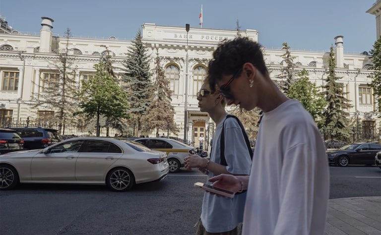 ЦБ заявил, что не занимается искусственной корректировкой курса рубля В Банке России заявили, что не занимаются искусственным влиянием на курс рубля. При принятии решения по ключевой ставке регулятор учитывает цены на нефть, но приоритет отдает борьбе с инфляцией Банк России не проводит политику искусственного ослабления или укрепления национальной валюты, следует из ответов в телеграм-канале регулятора. «Банк России никогда не занимается искусственным ослаблением или укреплением рубля. Курс рубля — это результат соотношения спроса и предложения на валютном рынке, он балансирует интересы всех его участников и объективно отражает ситуацию в реальной экономике», — отметили в ЦБ. При этом регулятор признал, что динамика цен на нефть влияет на курс через валютную выручку экспортеров. Снижение нефтяных котировок может ослаблять рубль и усиливать инфляционное давление.