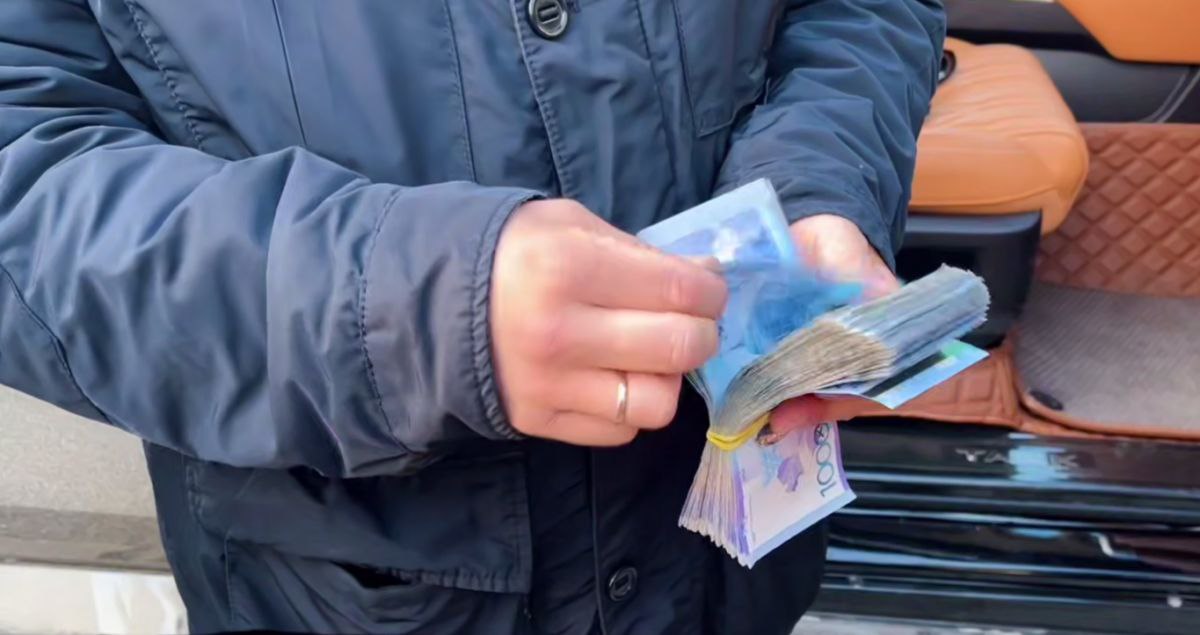 Премия себе любимому: чиновник незаконно присвоил бюджетные деньги в ЗКО В Жанибекском районе Западно-Казахстанской области прокуратура выявила случай злоупотребления должностными полномочиями. Руководитель районного отдела строительства и архитектуры, несмотря на то, что имел дисциплинарное взыскание, сам себе назначил премию — 766 510 тенге. Назначение премии в таких условиях является нарушением закона. Прокуратура провела проверку и 17 марта 2025 года направила представление в дисциплинарный совет Департамента по делам государственной службы. После рассмотрения этого представления было принято решение — по распоряжению акима района чиновник освобождён от должности. Его действия признаны дисциплинарным проступком, порочащим репутацию госслужащего. Незаконно полученные деньги были полностью возвращены в государственный бюджет. Фото: Скриншот с видео АФМ РК /CentralMediaNews