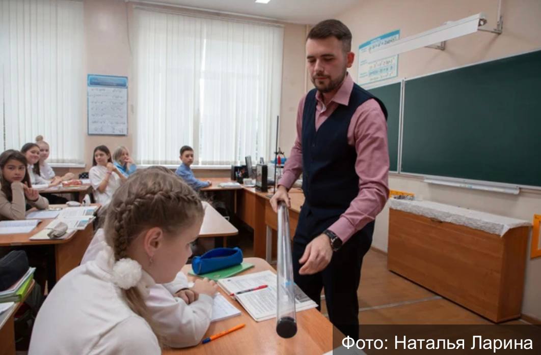 В продолжение темы средний размер пенсии педагогов в регионе 24 8 тысячи рублей   Отделение СФР по Владимирской области оформило пенсии досрочно более 13 тысячам педагогов 70 представителей сферы образования вышли на пенсию в этом году При этом свыше 6 5 тысяч владимирских учителей продолжают трудовую деятельность С 24 февраля 2022 года в стаж по выслуге лет в двойном размере включаются периоды военной службы на СВО непосредственно следовавшие за работой в качестве учителя В льготный пенсионный стаж включается работа и на новых школьных должностях тьютора советника директора по воспитанию и взаимодействию с детскими общественными объединениями с 1 сентября прошлого года преподавателя организатора основ безопасности и защиты Родины Изменения коснулись более 400 педагогов области