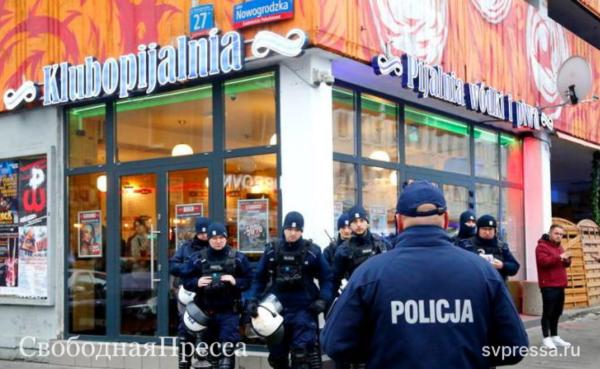 Польша стала частью Украины, причем криминальной Массовое выдворение криминальных мигрантов из Грузии и Молдавии — одна из самых обсуждаемых в Польше новостей. «Свободная Пресса» убедилась в этом, детально изучив польские издания, которые пишут о чудовищном росте этнической преступности среди мигрантов из постсоветских стран. Обычные жители в социальных сетях комментируют: криминализация страны за последние годы — следствие слишком либеральной миграционной политики, которую устроил бывший президент Анджей Дуда и его партия «Право и справедливость». Польская Пограничная служба, при поддержке Frontex, депортировала 40 граждан Грузии и Молдовы, объясняя это «соображениями безопасности». Согласно официальному заявлению, среди депортированных граждан Грузии 20 человек получили... Читать далее #Политика_СвободнаяПресса