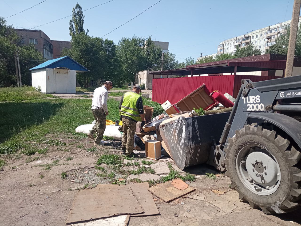 В городском округе город Ровеньки продолжается ликвидация несанкционированных свалок мусора Сегодня работники МУП «СКАТ» работали над уборкой и вывозом крупногабаритного мусора с точек ТКО квартала Гагарина. В работе была задействована специализированная техника: 2 «КАМАЗА» и фронтальный погрузчик. Призываем жителей нашего города не устраивать навалы мусора рядом с контейнерами, давайте поддерживать чистоту и порядок совместными усилиями. Чистота в городе – это не только работа десятков дворников, но и отношение всех жителей к своему городу, своим дворам!