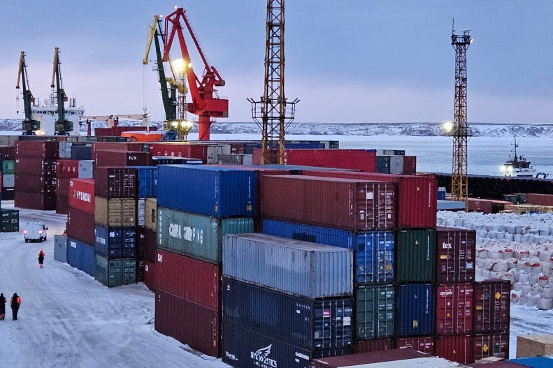 Морпорт Певека увеличил грузооборот более чем на 20 Распоряжение об окончании навигационного периода подписал исполняющий обязанности капитана порта Александр Насадюк В документе указано что в акватории порта увеличилась толщина ледового покрова Неблагоприятные гидрометеорологические условия не удовлетворяют требованиям безопасности В целях обеспечения безопасности мореплавания и стоянки судов на акватории и стоянки судов в морском порту Певек довести до сведения мореплавателей информацию об окончании периода навигации с 00 00 часов 14 января 2026 года сообщается в распоряжении Продолжительность навигации в морском порту Певек составила 199 дней За это время гавань приняла 132 судна что больше показателя 2024 года в 1 6 раза   ЧИТАТЬ ПОЛНОСТЬЮ Росморречфлот транспорт Информагентство Чукотка ПОДПИСАТЬСЯ  ПОДДЕРЖАТЬ ГОЛОСОМ