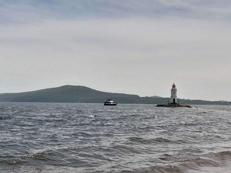 Морское происшествие во Владивостоке: перевернулась моторная лодка  Моторная лодка с мужчиной на борту перевернулась в районе Токаревского маяка во Владивостоке, сообщает PRIMPRESS.  Спасатели МЧС незамедлительно отправились к месту происшествия, спасли мужчину и доставили его и лодку на берег в удовлетворительном состоянии.  Морское происшествие случилось в четверг, 7 августа.   Если у вас есть новость, пишите нам в чат-бот