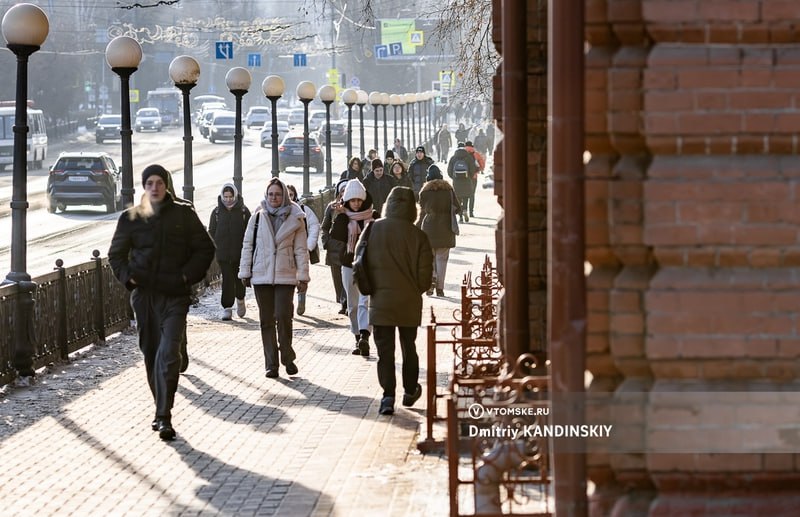 До конца голосования за Молодежную столицу России 2026 осталось 3 дня В начале гонки Томск лидировал с отрывом в более чем 10 тысяч голосов Однако уже 11 декабря Смоленск вышел на первое место На момент написания новости у Томска было 252 9 тысячи голосов 26 9 У Смоленска 472 7 тысячи 50 02 Также в конкурсе участвуют Челябинск 74 6 тысячи голосов Салехард 55 7 тысячи Вологда 54 4 тысячи и Сыктывкар 31 2 тысячи Флешмоб с заменой аватарок в пабликах у чиновников и департаментов кажется не помог   vtomske ru news 212869 Как думаете у Томска еще есть шансы томск новоститомска Прислать новость   Подписывайся на vtomske ru