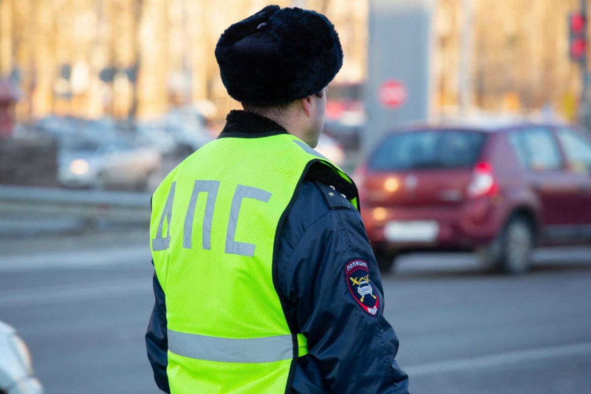 Полицейские задержали несовершеннолетнего пьяного угонщика в воронежском Острогожске     Минувшей ночью внимание сотрудников Госавтоинспекции привлек автомобиль «ВАЗ 21120», который на протяжении долгого времени ехал с мигающим указателем поворота по улице Карла Маркса в Острогожске. Автоинспекторы подали водителю знак об остановке, однако тот проигнорировал требование полицейских и попытался скрыться от патрульного автомобиля, увеличив скорость. Однако далеко уехать ему не удалось — машина врезалась в бетонное ограждение.  ↗  Прислать новость   Подписаться