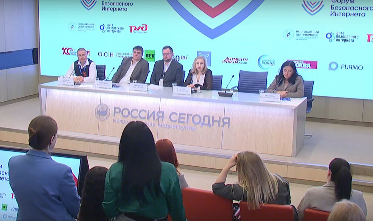 Rutube рассказал об инициативной передаче личных данных пользователей в прокуратуру Видеохостинг при модерации передает персональные данные пользователей в прокуратуру, сообщила руководитель отдела Rutube по работе с лидерами общественного мнения Алена Кузьмина. Кузьмина в ходе «Форума безопасности интернета» упоминала об удалении стримов на Rutube, которые, по версии сервиса, нарушают правила. Из зала вопрос задала криминолог, представившаяся подполковником полиции. Она спросила об удалении стримов и о взаимодействии платформ с правоохранительными органами. В частности — можно ли определить IP-адрес нарушителя, и передают ли платформы эту информацию в прокуратуру автоматически, а не в ответ на соответствующий запрос в каждом случае. — Мы передаем данные в прокуратуру каждый раз, если есть прям нарушения. Отдел модерации все, что выявил, передал в службу безопасности. Отдел службы безопасности передает все в прокуратуру, — рассказала Кузьмина. — И каждый раз человека можно выявить без проблем? — Не каждый раз. Все, что можем, все данные, которые у нас есть — IP, почта, номер телефона — мы все передаем. Глубже прокуратура занимается. Несколькими днями ранее Павел Дуров заявил, что Telegram за 12 лет не раскрыл «ни одного байта» личных сообщений. Он сообщил, что мессенджер раскрывал IP-адреса и номера телефонов подозреваемых в совершении преступлений только при обоснованном запросе со стороны спецслужб.