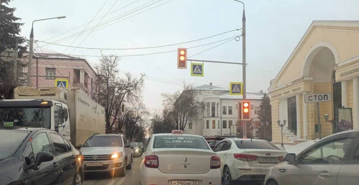 Брянским таксистам готовят "амнистию" по штрафам В Госдуме планируют значительно облегчить финансовую нагрузку на таксистов и таксопарки. Сейчас штрафы для юридических лиц могут достигать одного миллиона рублей, однако предлагаемые изменения снизят эту сумму до 40 тысяч рублей. Инициативу одобрили на заседании Комитета Госдумы по вопросам госстроительства и законодательства 23 июня. В ближайшее время законопроект будет вынесен на первое чтение. Самозанятые водители и индивидуальные предприниматели также получат облегчение: для них штраф будет уменьшен до 25 тысяч рублей. Снижение финансовой нагрузки, по мнению законодателей, поможет избежать банкротства небольших компаний и индивидуальных предпринимателей. Брянский навигатор
