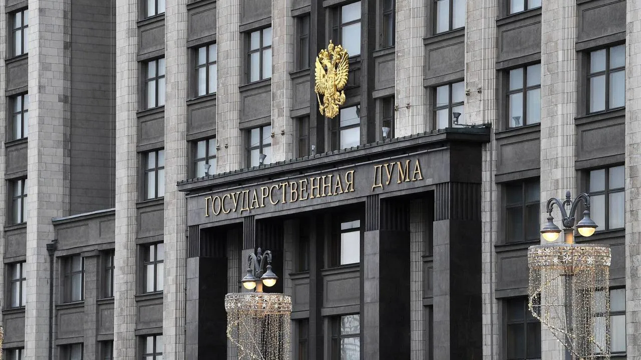 Государственная Дума приняла закон о передвижных аптеках Сегодня Государственная Дума приняла сразу во II и III чтениях закон о федеральном эксперименте по внедрению мобильных аптечных пунктов В рамках эксперимента аптечные организации смогут в розницу торговать лекарствами через передвижные аптечные пункты Это особенно актуально для отдаленных населенных сельских территорий отметил Председатель Комитета по охране здоровья Сергей Леонов По его словам маршруты таких передвижных аптек будут регулярными при этом приобрести в них можно будет не только самые распространенные препараты но и лекарства под заказ Уверен что реализация федерального эксперимента с мобильными аптеками позволит существенно улучшить условия жизни жителей небольших удаленных населенных пунктов где нет аптеки и ФАПов указал Сергей Леонов Заместитель Председателя Комитета по охране здоровья Евгений Нифантьев пояснил что у жителей отдаленных сел должна быть возможность приобретать лекарства в широком ассортименте благодаря работе таких мобильных аптек Закон прописывает Само определение мобильной аптеки под ней будет пониматься автотранспорт с отдельной кабиной водителя то есть с перегородкой отделяющей кабину и остальную часть транспорта где будут храниться лекарства То что такое авто должно принадлежать аптеке на праве собственности и иметь оборудование способное поддерживать автономную работу передвижного аптечного пункта То что любые погрузочно выгрузочные работы лекарственных препаратов из мобильной аптеки должны быть обеспечены защитой от воздействия осадков а также низких и высоких температур Реализация федерального эксперимента по внедрению мобильных аптек будет проходить с 1 сентября 2026 по 1 сентября 2029 года   Комитет По Охране Здоровья VK MAX
