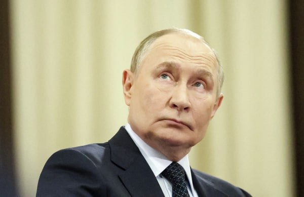 Владимир Путин прибыл в Пермь Президент с рабочей поездкой посетит Мотовилихенские заводы Там расположено единственное в России артиллерийское производство полного цикла Как сообщает корреспондент РИА Новости глава государства прибыл в город в День оружейника который отмечается сегодня Подпишись на Говорит Москва