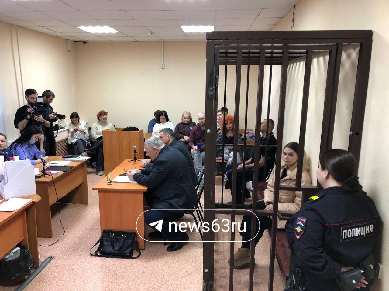 Екатерине Тарховой обвиняемой в убийстве бабушки и дедушки продлили арест до 2 февраля 2026 года сообщает 63 ru На суде появилась новая информация о расследовании В ноябре в рамках этого уголовного дела возбудили новые дела по ст 158 о хищении одежды Натальи Тарховой и денег Виктора Тархова по ст 159 о мошенничестве при выводе средств с Новитрека а также о фальсификации документов по Новитреку