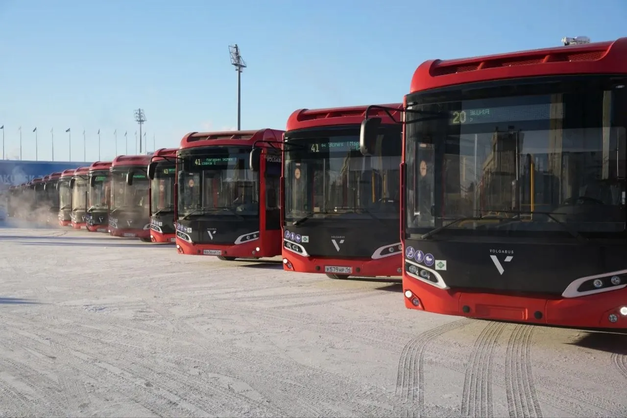 Продолжаем обновление автобусного парка общественного транспорта города Сегодня подписали очередной лизинговый договор о поставке 19 автобусов Volgabus большого класса для городских маршрутов По договору автобусы должны поступить в Якутск в середине сентября Оплата первого лизингового взноса в сумме 121 млн рублей производится за счет федерального республиканского и городского бюджета Программа обновления общественного транспорта в Якутске реализуется благодаря нацпроекту Инфраструктура для жизни инициированному Президентом Владимиром Владимировичем Путиным поддержанному партией Единая Россия С 2022 года для предприятий общественных перевозок Якутска МУП ЯПАК и частных перевозчиков Союз Авто приобретено в общей сложности 174 автобуса большого и среднего класса Их легко заметить на улицах нашего города и на пригородных маршрутах все они красного цвета С осени их станет еще больше Приглашаю вас подписаться на мой канал в МАХ