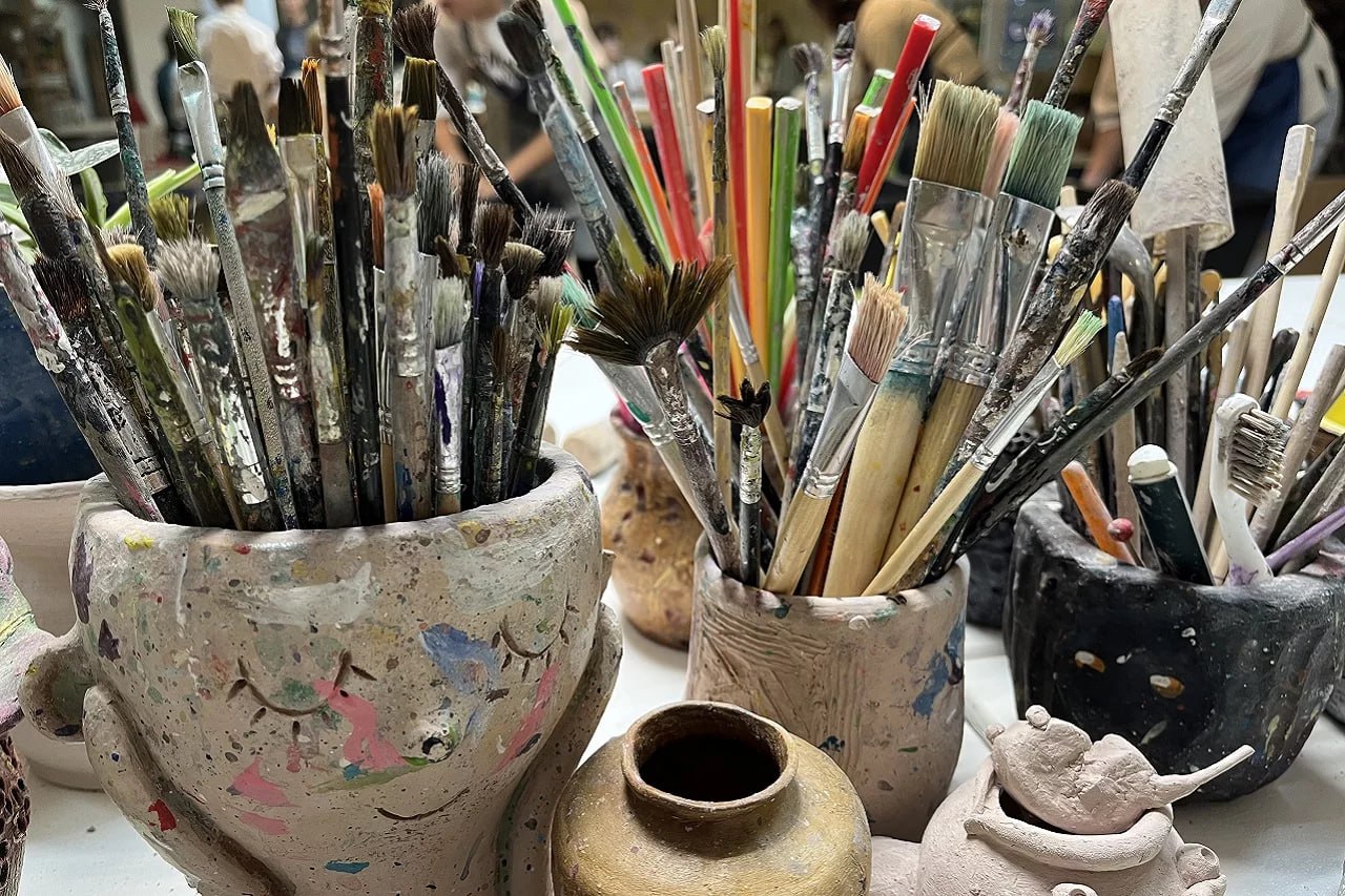 В мультимедийном парке в Челябинске пройдут бесплатные новогодние мастер классы Серию мастер классов готовят в музее Россия моя история Так гостей в преддверии Нового года ждут не только экскурсии но и разнообразные творческие занятия Например 8 декабря южноуральцев приглашают на мастер класс по росписи елочной игрушки это будет лошадка символ наступающего года в Восточном календаре А 10 декабря желающие будут учиться делать игрушки из бумаги Кроме того на других уроках специалисты также обучат создавать праздничные венки и мастерить миниатюрного Деда Мороза из подручных материалов Занятия будут бесплатными но для участия в них необходима предварительная регистрация Фото ГТРК Южный Урал Подписывайтесь на Вести Южный Урал в MAХ