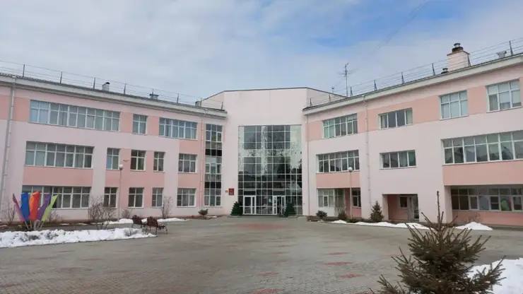 Потолок обвалился в иркутской школе По данным СК пострадавших нет Уточняется что все произошло в коридоре на первом этаже детей там не было Обрушилась штукатурка на площади 3 квадратных метра был разрушен подвесной потолок Фото 2ГИС   Подписаться на sibnovosti ru предложить новость