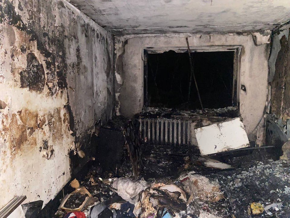 В селе Кожаны Балахтинского района при пожаре погибла 16 летняя девушка В краевом МЧС уточнили что трагедия произошла вечером 4 ноября в многоквартирном жилом доме на пятом этаже С огнем боролись десять человек и четыре единицы техники В квартире во время пожара находились мама и ее маленький сын а дочка была в дальней комнате Она не успела выбраться Предварительная причина возгорания короткое замыкание в телевизоре Сейчас все обстоятельства случившегося выясняют сотрудники Следственного комитета СК Подписаться на kpkrsk